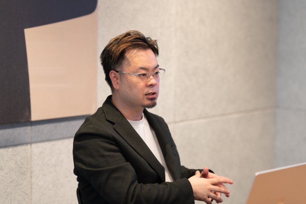 インタビューに答える橋本さん