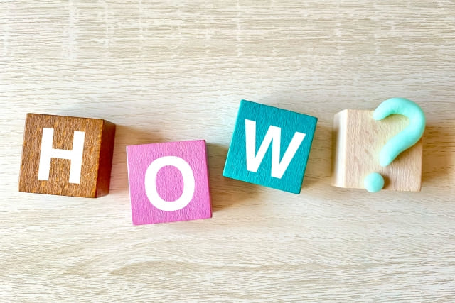 HOW?と書かれたブロックの画像