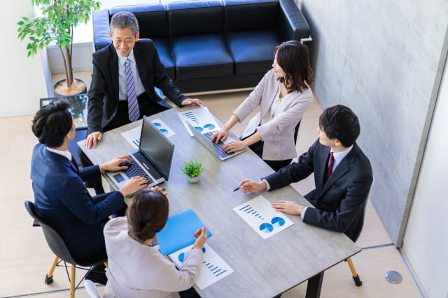 オフィスで働くビジネスマンの画像