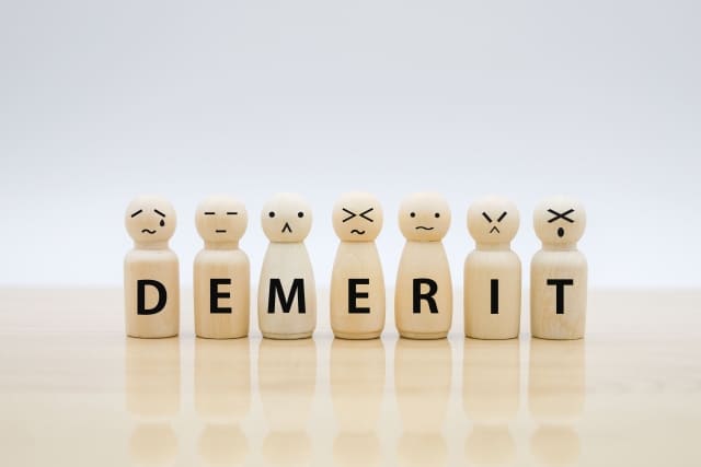 DEMERITの文字が書かれた人形の画像