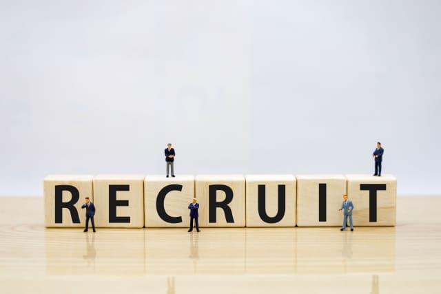 RECRUITの文字が並んでいる画像