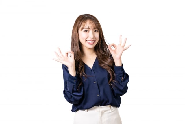 OKポーズをする女性の画像