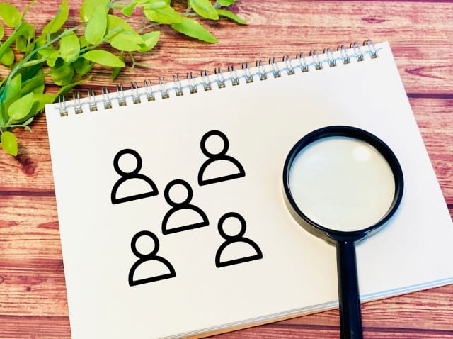 人のイラストと虫眼鏡の画像