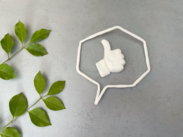 粘土でできた”いいね”のハンドサインの画像