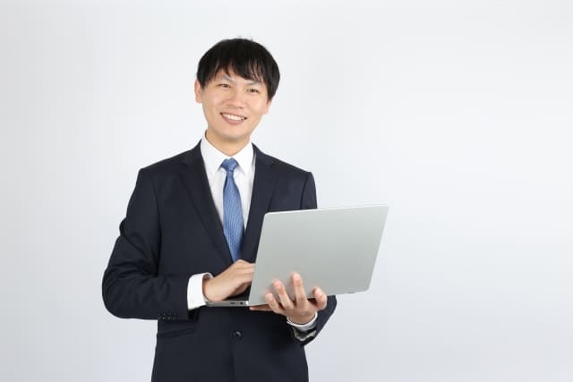 パソコンを操作するビジネスマンの画像