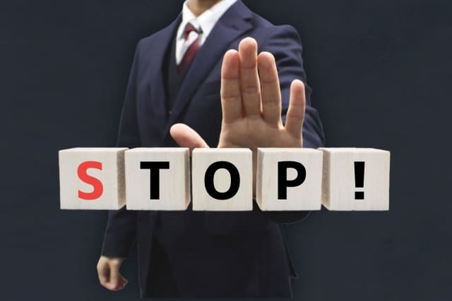 STOPと書かれた文字ブロックの画像