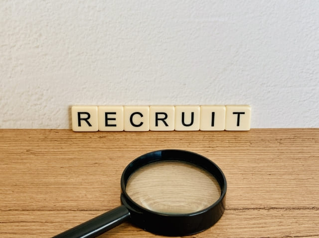RECRUITの文字と虫眼鏡の画像