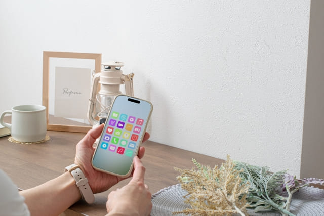 アプリのアイコンが並んだスマホの画面の画面