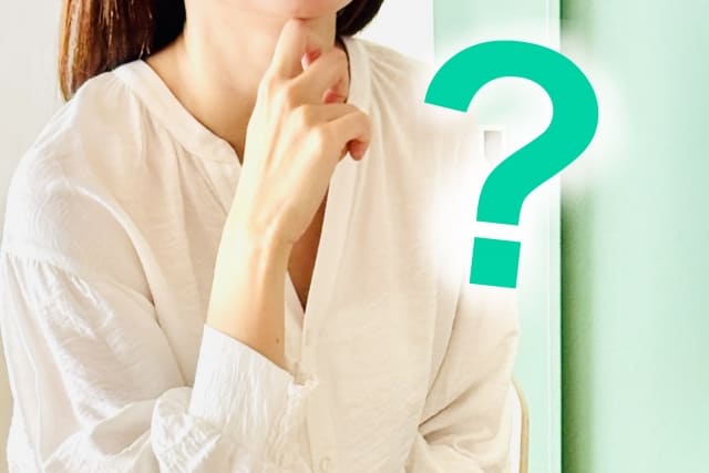 はてなマークと女性の画像