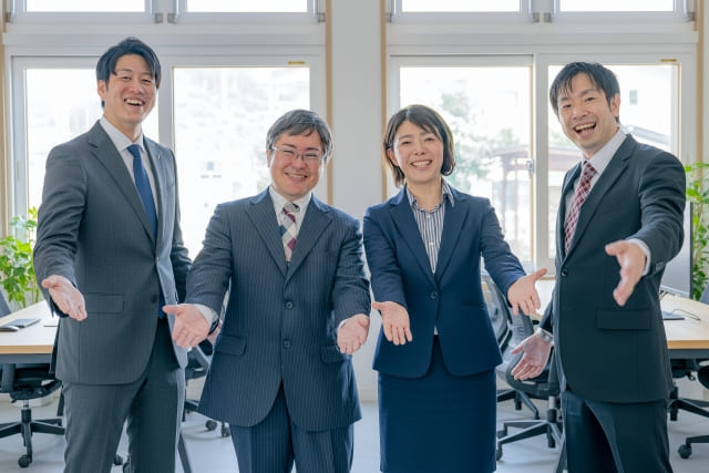 手を広げているビジネスチームの画像