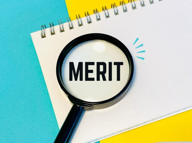 merit の文字と虫眼鏡の画像