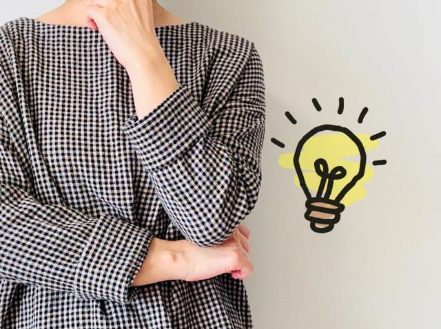 良いアイデアが思い浮かぶ女性のイメージ画像