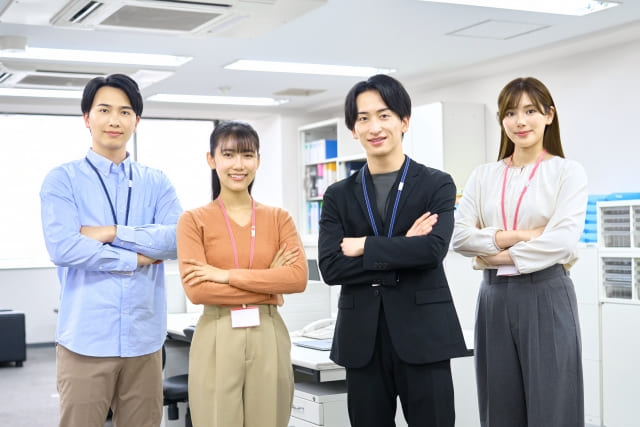 腕組みをする会社員の画像