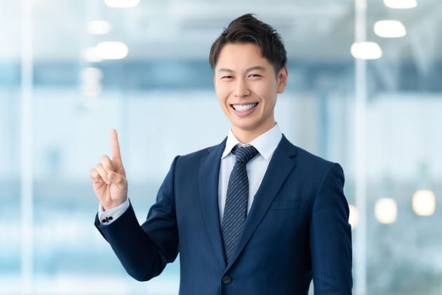 人差し指を立てている男性の画像