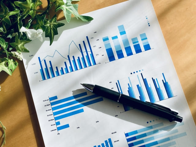 青い棒グラフの資料の画像