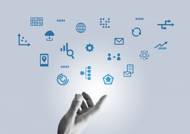 手とビジネスアイコンの画像