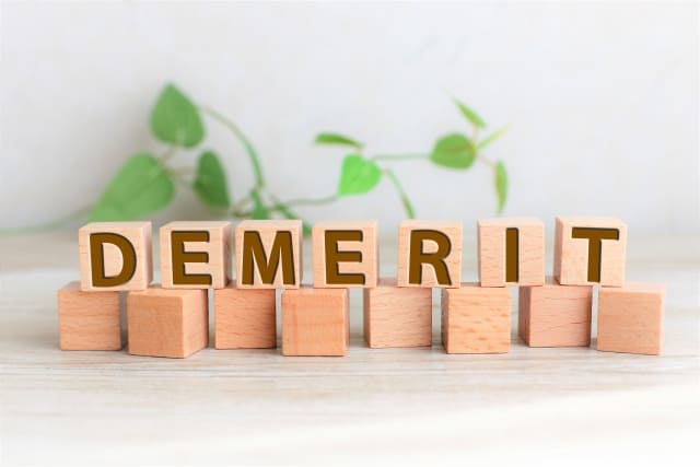 DEMERITの文字が書かれた画像