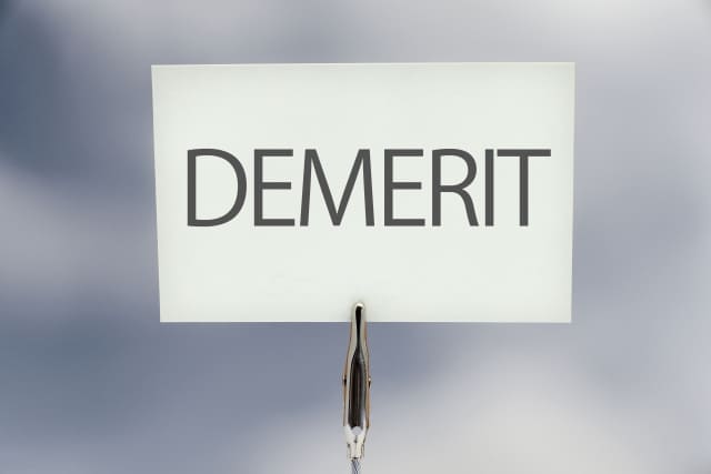 DEMERITの文字が書かれた画像