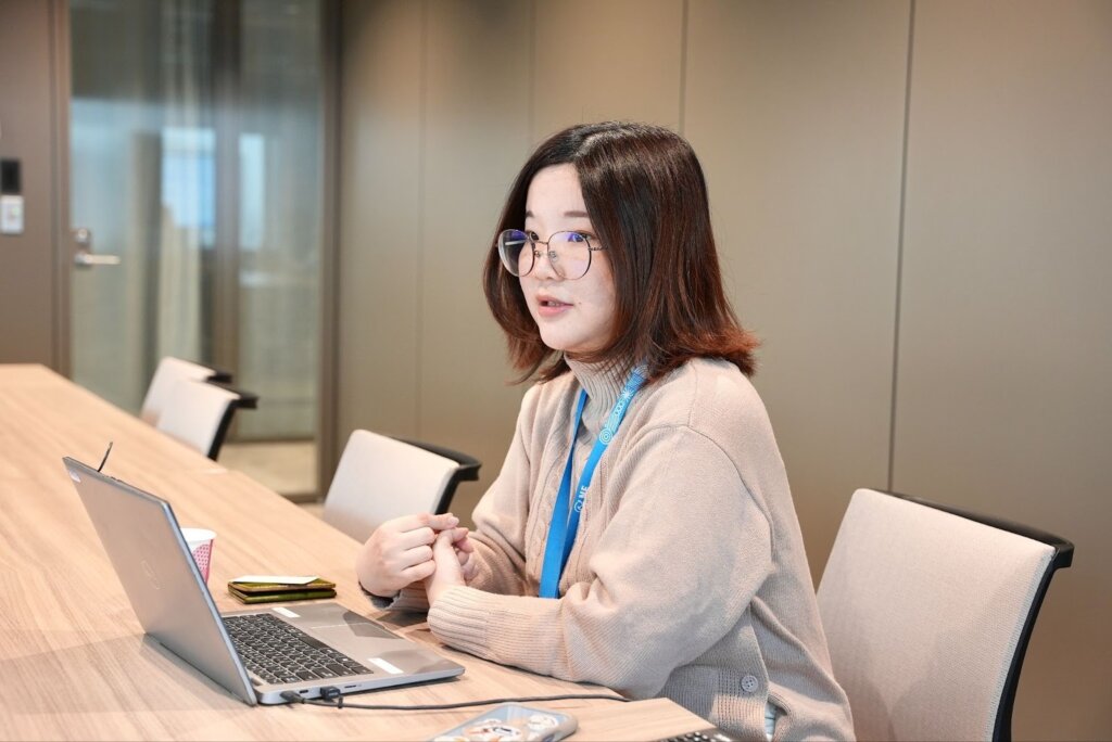 インタビューに答える長谷川さん